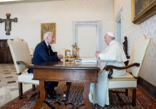 Ισραήλ: Ο Μπάιντεν συζήτησε με τον πάπα Φραγκίσκο «για μια διαρκή ειρήνη στη Μέση Ανατολή»