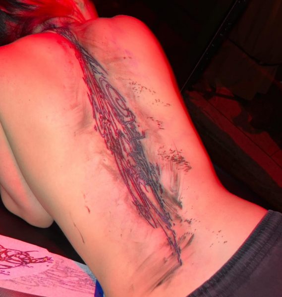 Το επίμαχο τατουάζ της Billie Eilish
