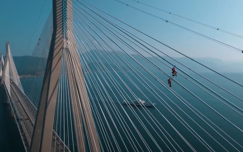 Γέφυρα Ρίου-Αντιρρίου: Εντυπωσιακές εικόνες από εργασίες επιθεώρησης – Αλπινιστές «ακροβατούν» στα καλώδια