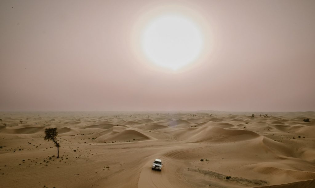 Safari desert στους αμμόλοφους της Liwa με ένα 4×4
