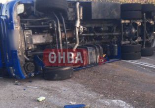 Θανατηφόρο τροχαίο στα Βίλια: Ανετράπη νταλίκα που μετέφερε ζώα