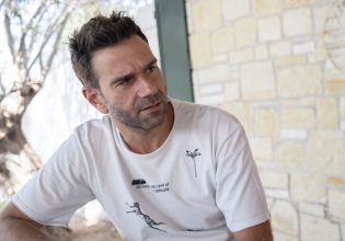 Ο Τάσος Ιορδανίδης είναι ο Μάνος Βρεττάκος στη «Γη της Ελιάς»