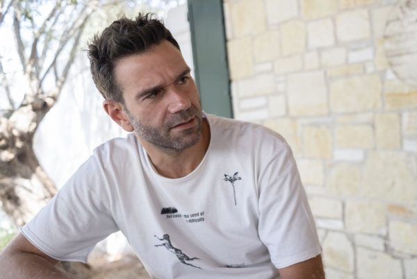 Ο Τάσος Ιορδανίδης είναι ο Μάνος Βρεττάκος στη «Γη της Ελιάς»