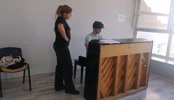 Ανάταση: Δύο φοιτητές του Πανεπιστημίου Κρήτης παίζουν πιάνο και ερμηνεύουν όπερα