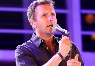 Δημήτρης Μπάσης: «Τραγουδούσα και έψελνα πάνω στο τρακτέρ από 8 χρονών»