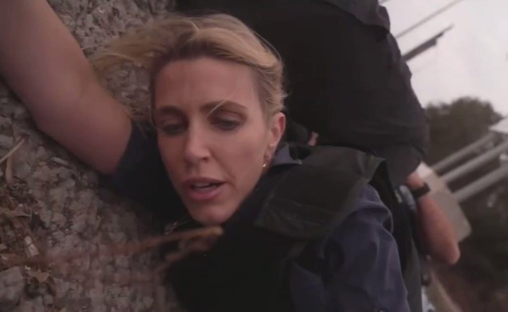 Ισραήλ: Δημοσιογράφος μεταδίδει από τάφρο την ώρα που γύρω της πέφτουν ρουκέτες