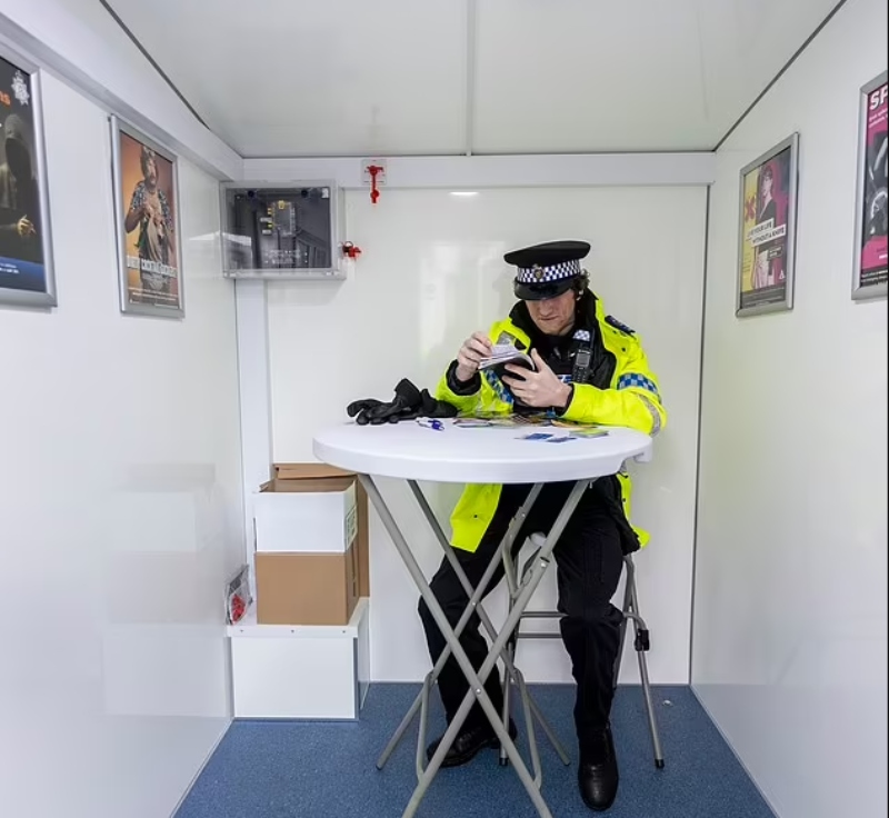 Ένα μικροσκοπικό αστυνομικό τμήμα με μεγάλες φιλοδοξίες – Οι Βρετανοί σφίγγουν το ζωνάρι
