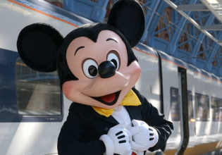 Η Βουλή του Μίκυ Μάους: Το τρένο της ΕΕ για το Στρασβούργο κατέληξε Disneyland