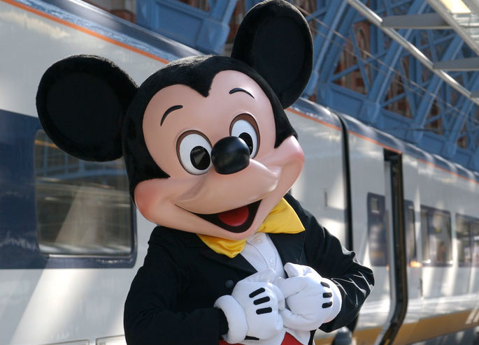 Η Βουλή του Μίκυ Μάους: Το τρένο της ΕΕ για το Στρασβούργο κατέληξε Disneyland