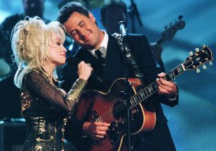 Ντόλι Πάρτον: Πώς και γιατί «οικοδόμησε» την ξεχωριστή της εμφάνιση