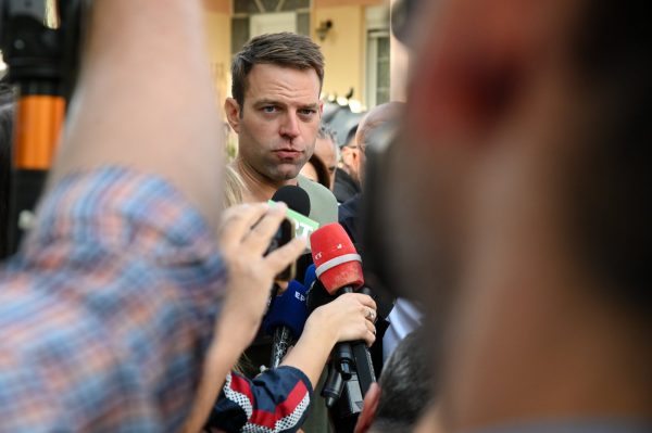 Κασσελάκης: Διώχνει τις κάμερες «γιατί δεν είναι σόου» και μπαίνει με δικό του εικονολήπτη στο σπίτι