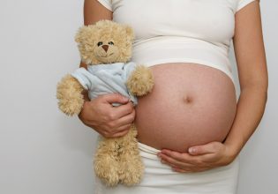 Παιδίατρος εξέτασε τη 13χρονη και διέγνωσε τυμπανισμό ενώ ήταν έγκυος