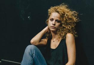 Έλλη Τρίγγου: «Ας πιάσουμε τη ζωή από τα μαλλιά, οι παρελθοντικές προβολές δεν εξυπηρετούν»