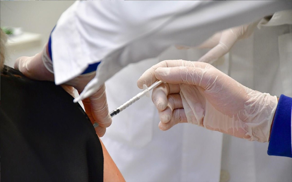 Εξαδάκτυλος: Αναγκαίος ο εμβολιασμός στους άνω των 60 - «Ο κοροναϊός είναι ανάμεσά μας με υφέσεις κι εξάρσεις»