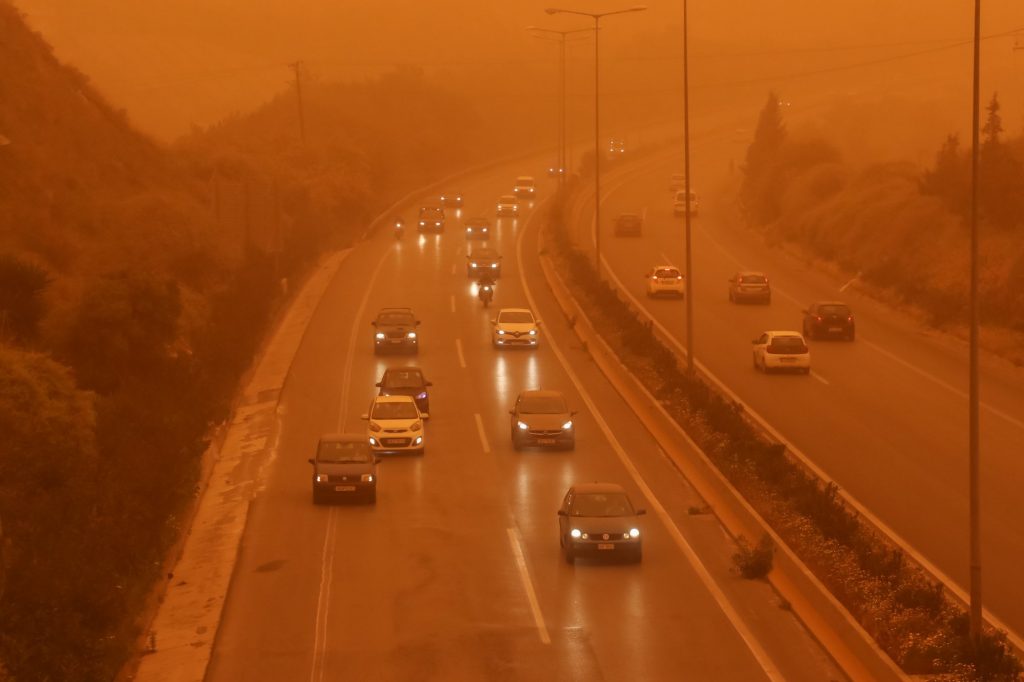 Καιρός: Αφρικανική σκόνη και λασποβροχές το Σάββατο – Νέα άνοδος της θερμοκρασίας