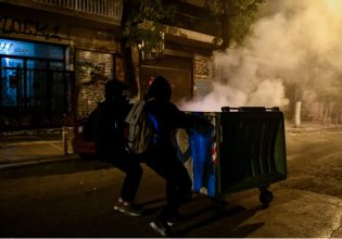 Εξάρχεια: Επιθέσεις κατά των ΜΑΤ με πέτρες και μπουκάλια – Ζημιές σε αυτοκίνητο και φωτιές σε κάδους