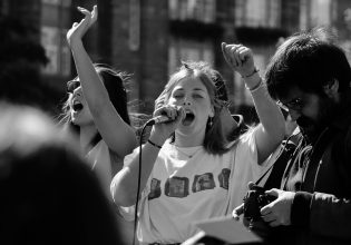 Ισλανδία: Γυναίκες και μη δυαδικά άτομα προχωρούν στη μεγαλύτερη απεργία των τελευταίων 48 ετών