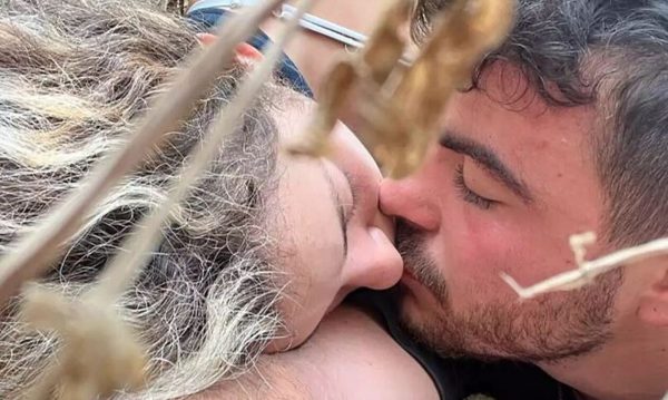 Ισραήλ: Συγκλονίζει το ζευγάρι για τη selfie με το φιλί – «Τους είδαμε να ψάχνουν κόσμο να πυροβολήσουν»