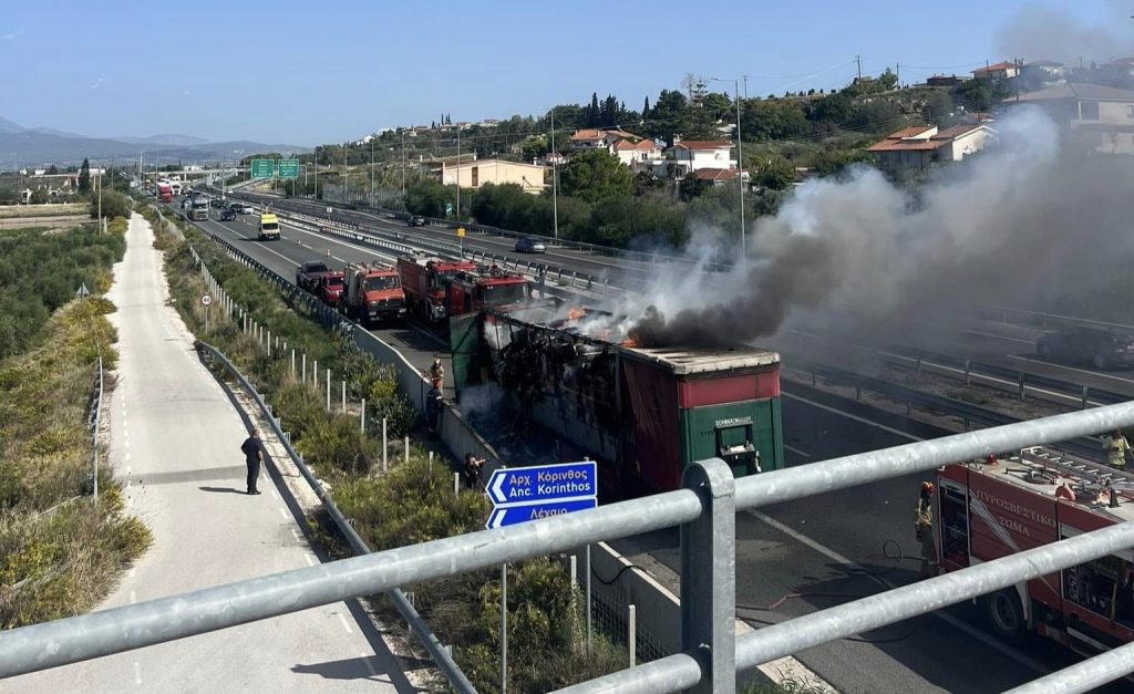 Κόρινθος: Φορτηγό τυλίχθηκε στις φλόγες στην εθνική οδό