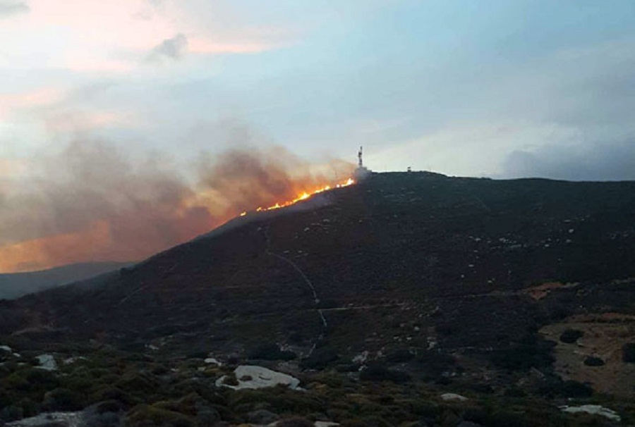Πυρκαγιά στην Άνδρο μεταξύ Γιδών και Αγίας – Πνέουν ισχυροί άνεμοι