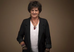 Φωτεινή Βελεσιώτου: «Το λαϊκό τραγούδι θεραπεύει, γαληνεύει και ψυχαγωγεί»