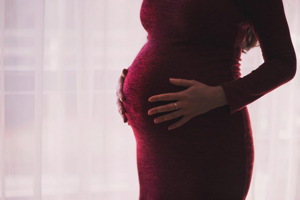 Ενδοοικογενειακή βία: Θύμα ξυλοδαρμού έγκυος στον 9ο μήνα από τον σύντροφό της