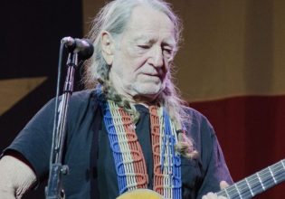 Ο 90χρονος Willie Nelson ανατρέχει σε 7 δεκαετίες μουσικής στο νέο του βιβλίο