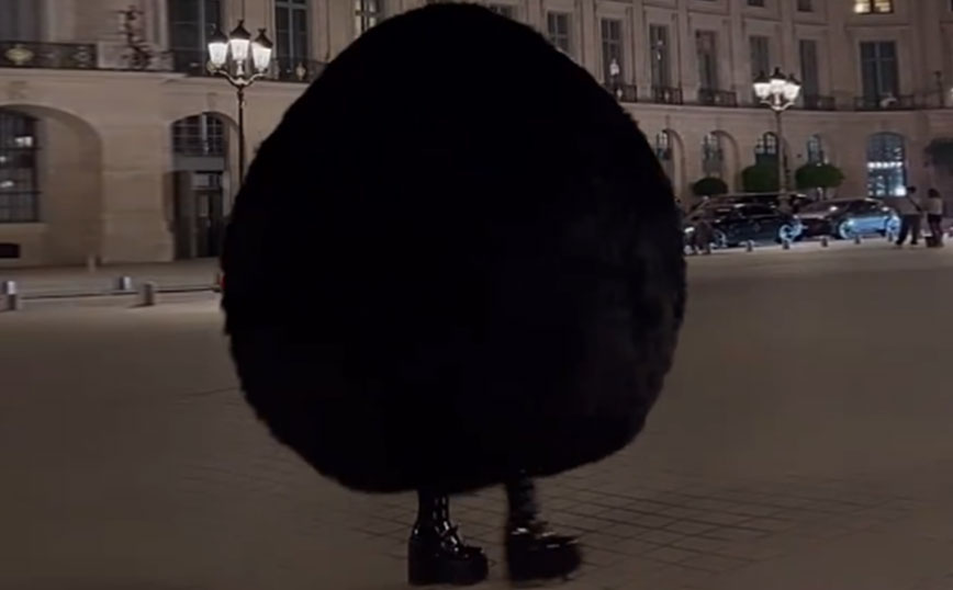 Εβδομάδα Μόδας στο Παρίσι: Μοντέλο με γιγαντιαία γούνινη στολή έγινε viral