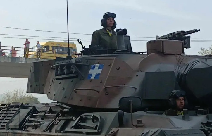 Βίντεο: Οι γυναίκες του Στρατού παρελαύνουν με άρματα μάχης στη Θεσσαλονίκη - Εντυπωσιακά πλάνα