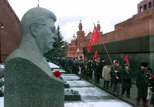 Βλαντίμιρ Πούτιν: Έχει γεμίσει τη Ρωσία με μνημεία του Ιωσήφ Στάλιν – Και συνεχίζει