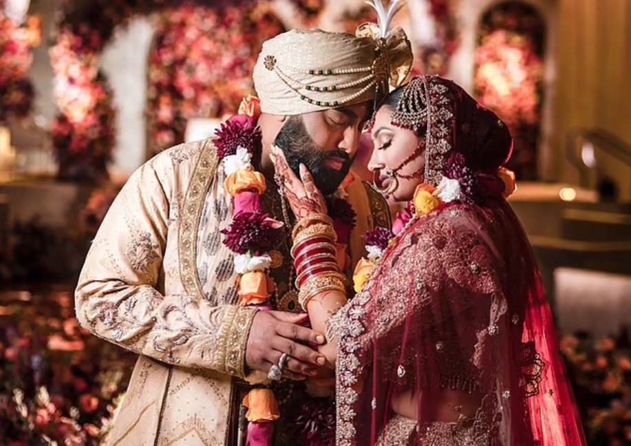 Γάμος βγαλμένος από το Bollywood - Οι εντυπωσιακές εικόνες