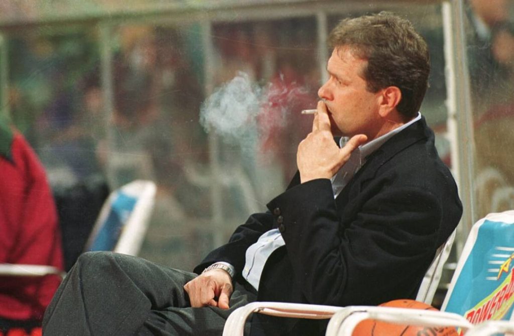 Ένα τσιγάρο σέρτικο και ένα σακάκι στην εσχατιά του πάγκου