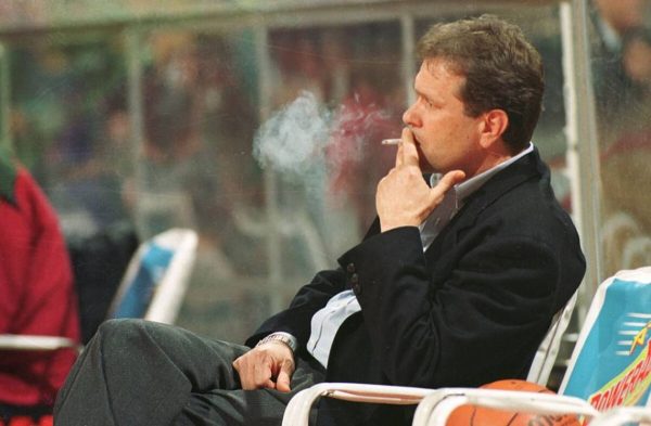 Ένα τσιγάρο σέρτικο και ένα σακάκι στην εσχατιά του πάγκου