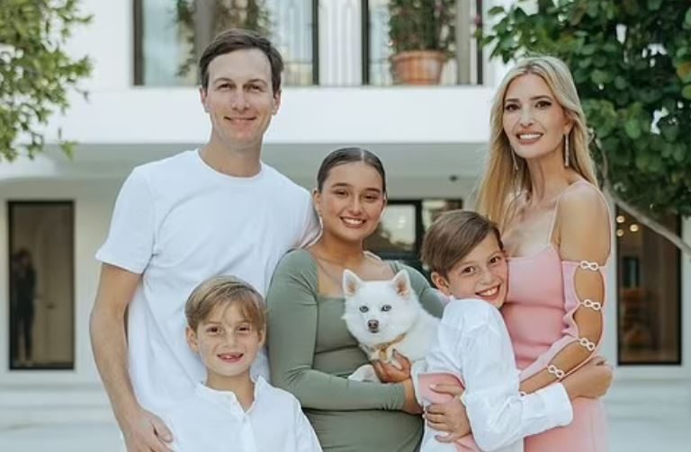 Ιβάνκα Τράμπ: Το χλιδάτο πάρτι γενεθλίων της – Ποζάρει χαμογελαστή με ροζ μίνι φόρεμα