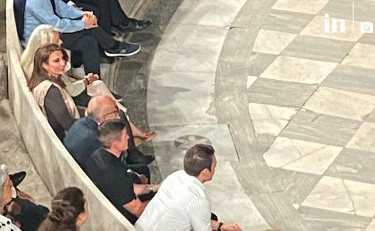 Στο Ηρώδειο ο Στέφανος Κασσελάκης – «Καλώς τον πρόεδρο, καλώς τον Τάιλερ» φώναξε ο Κραουνάκης