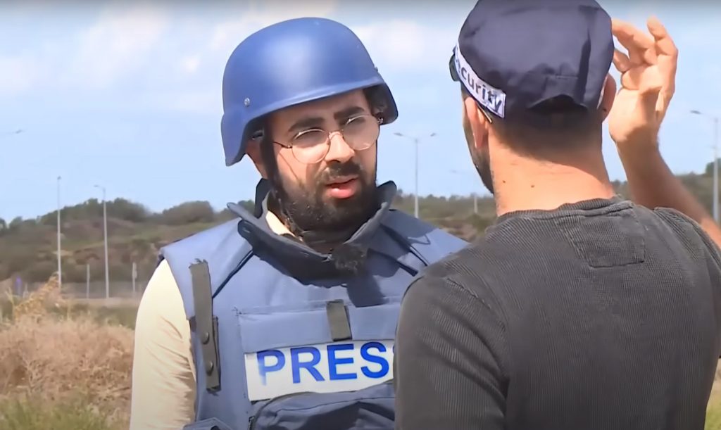 Ισραηλινός αστυνομικός απειλεί ζωντανά ανταποκριτή – «Αν δεν αναφέρεις την αλήθεια, αλίμoνό σου!»