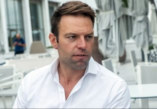 «Μήπως θέλει κανελί με βούλες;»: Το Twitter (ξανά)πιάνει τον Κασσελάκη για τα «δύο αγόρια με τον Τάιλερ»