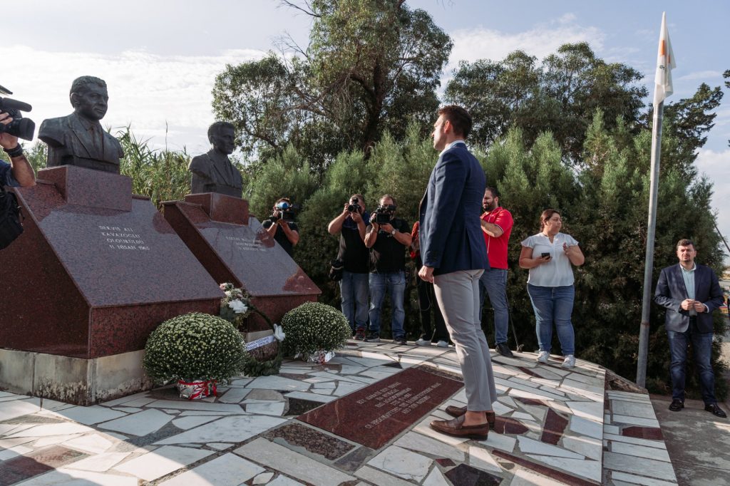 Ο Στέφανος Κασσελάκης κατέθεσε στεφάνι στο μνημείο των Ηρωομαρτύρων Καβάζογλου και Μισιαούλη