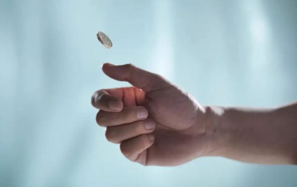 Eριξαν 350.757 κέρματα για να αποδείξουν πως το «κορώνα ή γραμμάτα» δεν είναι ένα παιχνίδι τύχης