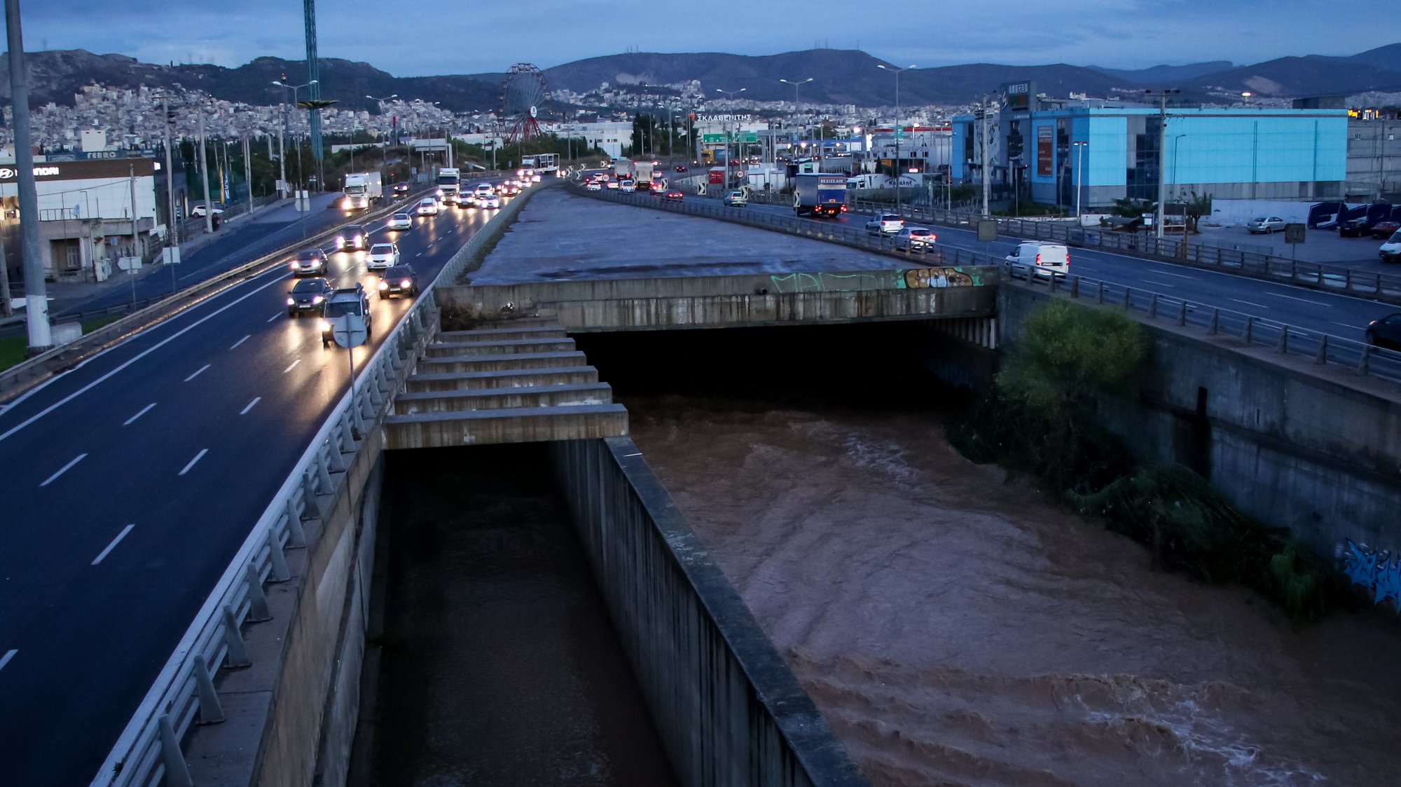 Κίνδυνος πλημμύρας: Επί ποδός 24 δήμοι για τον Κηφισό και όχι μόνο