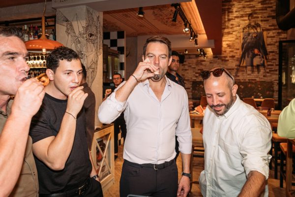 Σφηνάκια, σέλφι και χαλαρή διάθεση για τον Κασσελάκη στη Λάρισα