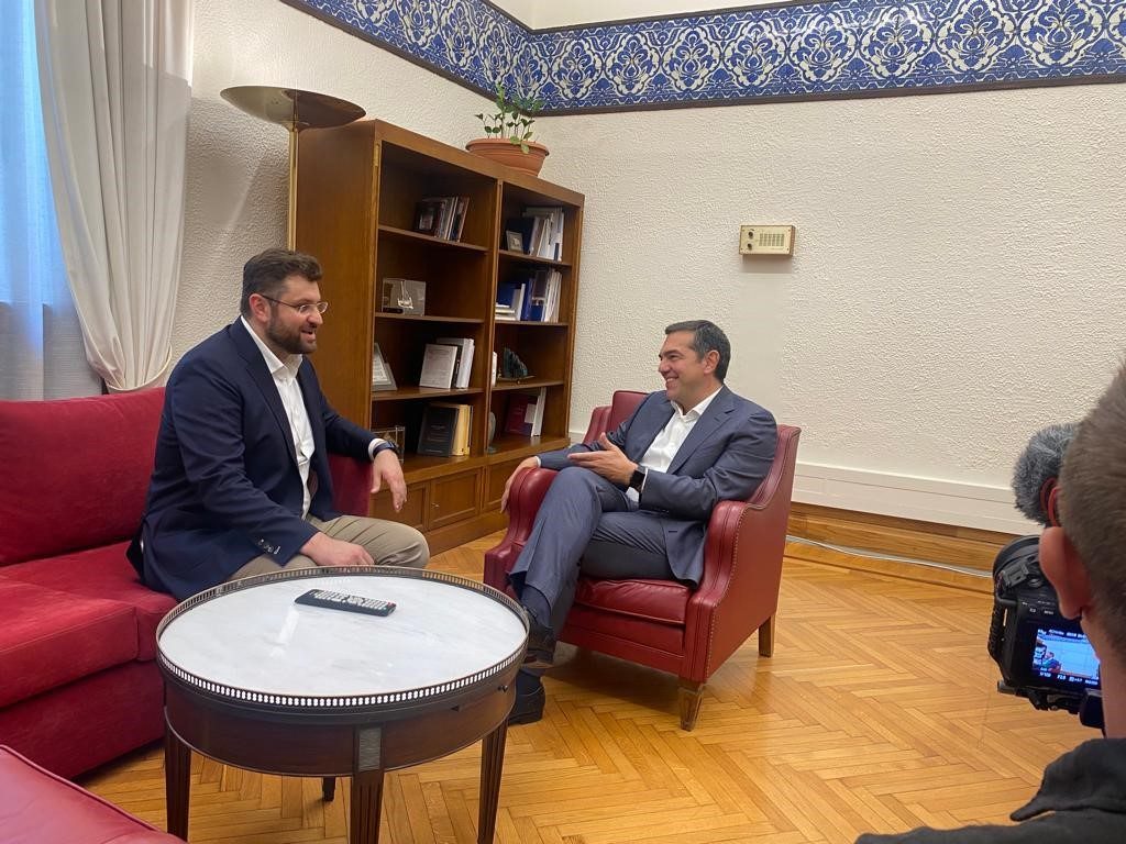 Τετ α τετ στήριξης Τσίπρα – Ζαχαριάδη στη Βουλή