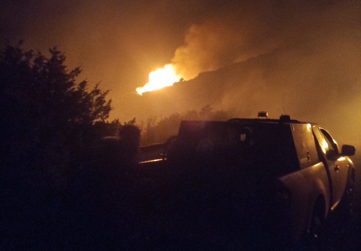 Λασίθι: Μεγάλη φωτιά σε δύσβατο σημείο - Αποπνικτική ατμόσφαιρα στην Ιεράπετρα