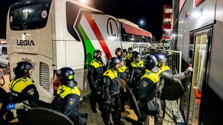 Έρευνα της UEFA για όσα έγιναν στον αγώνα της Άλκμααρ με τη Λέγκια