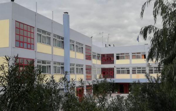 Επίθεση με μολότοφ σε λύκειο στο Μοσχάτο – 8 συλλήψεις