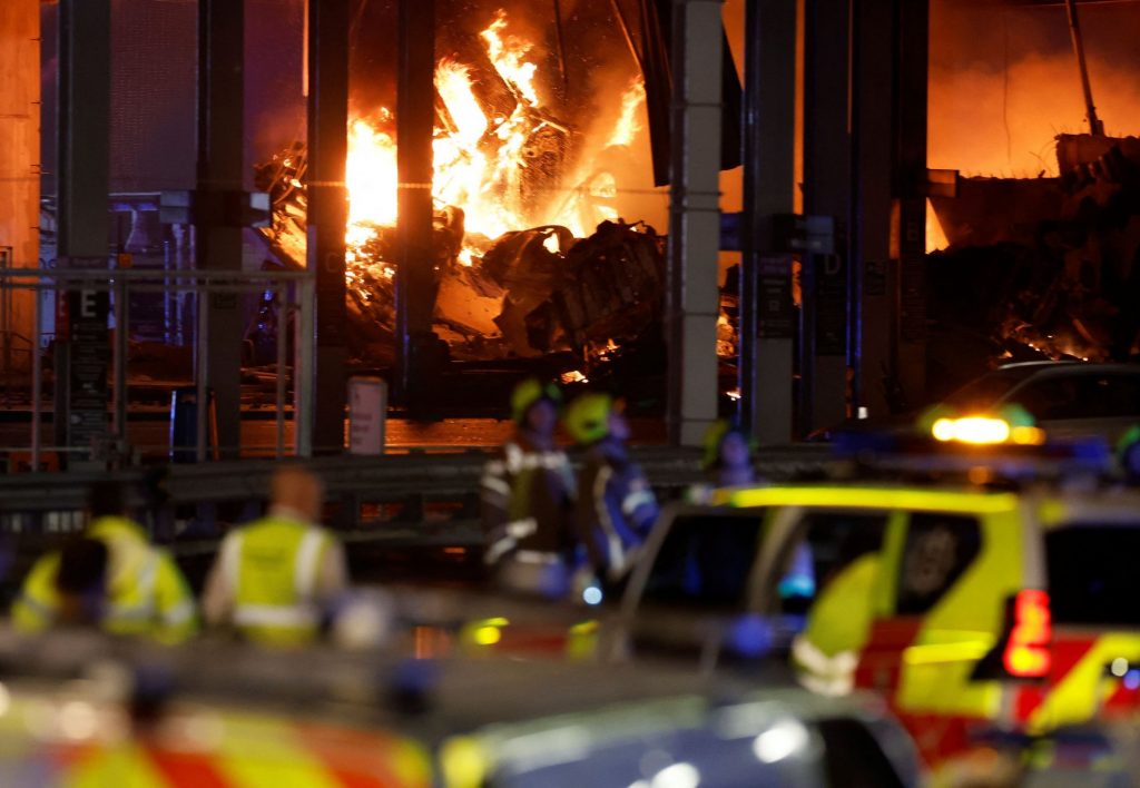 Βρετανία: Ανεξέλεγκτη φωτιά στο αεροδρόμιο του Λούτον – Έγιναν στάχτη 1.200 αυτοκίνητα