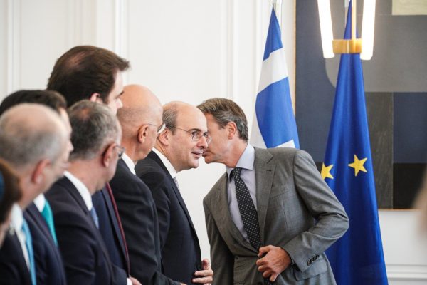 Φορο-παγίδα για ελεύθερους επαγγελματίες και ψηφοφόρους βάζει η κυβέρνηση