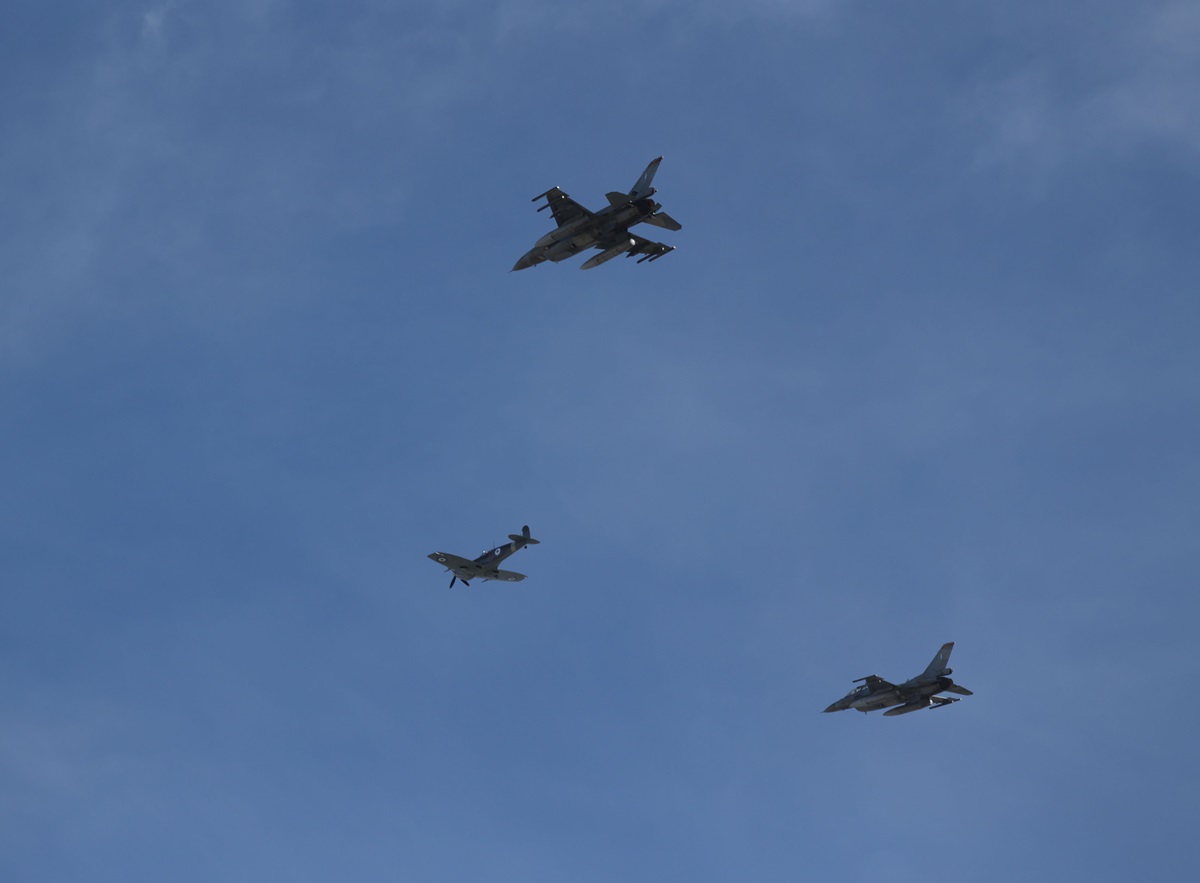 Μαχητικά αεροσκάφη «έσκισαν» τον ουρανό της Θεσσαλονίκης