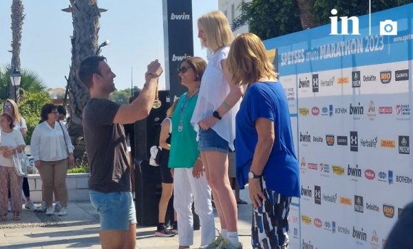 Στέφανος Κασσελάκης: Παραμένει στις Σπέτσες – Βράβευσε δρομείς του Spetses mini Marathon