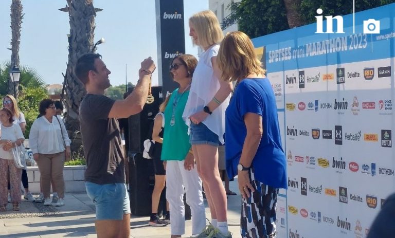 Στέφανος Κασσελάκης: Παραμένει στις Σπέτσες – Βράβευσε δρομείς του Spetses mini Marathon